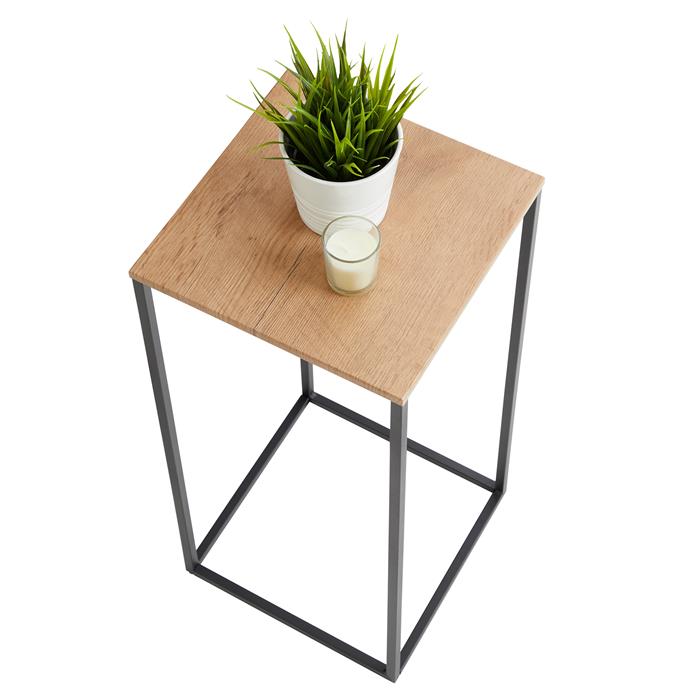 Table d'appoint carré FLORA, structure en métal noir et plateau en MDF décor chêne sauvage